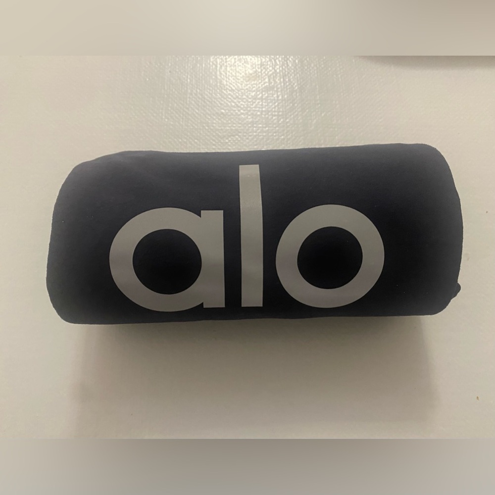 Alo Grounded No-Slip Towel Eclipse